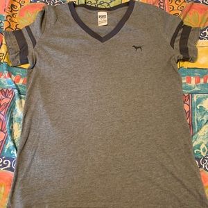 Grey and dark grey tee